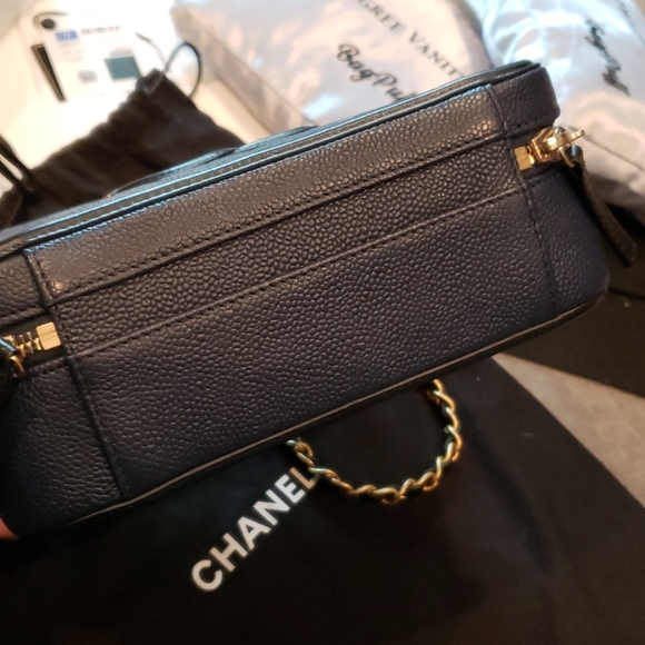 ❗SOLD❗Chanel Two-tone Medium Filigree Vanity Case - Picture 13 of 16